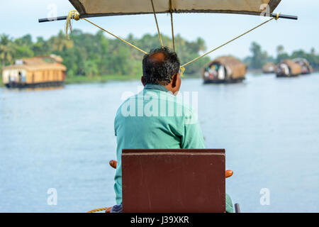 Keralas Bootsmann auf einem Hausboot (Kettuvallam) auf den Backwaters von Kerala, Alappuzha Bezirk, Kerala, Süd-Indien, Südasien Stockfoto