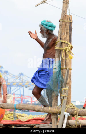 Lokale Fischer ermutigen die Menschen zu versuchen, die traditionellen chinesischen Fischernetze in Fort Kochi (Cochin), Kerala, Süd-Indien, Südasien in Betrieb Stockfoto