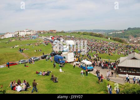 Menschen auf dem westlichen Hügel während des jährlichen Jack In The Green Festival bei Hastings in East Sussex, England am 5. Mai 2014. Stockfoto