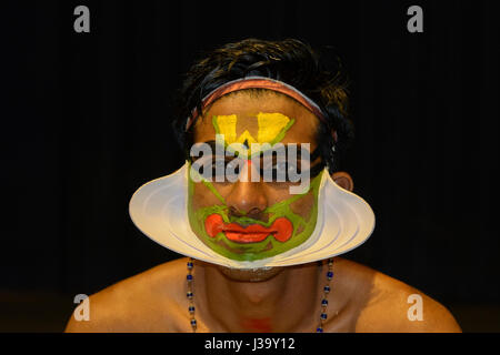 Tänzerin, Schminken für eine Kathakali-Tanz-Show im Kerala Kathakali Centre Culturel in Fort Kochi (Cochin), Kerala, Süd-Indien, Südasien Stockfoto