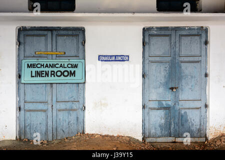 Verwitterte Türen des Zimmers Leinen im Ernakulam Junction Railway Station in Kochi (Cochin), Kerala, Süd-Indien, Südasien Stockfoto