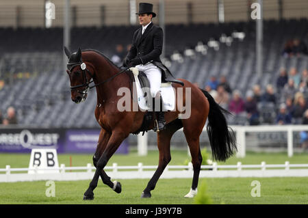 Der Brite Alexander Bragg auf Zagreb während der Dressur am zweiten Tag der 2017 Badminton Horse Trials. Stockfoto