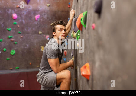 junger Mann im Kletterhalle trainieren Stockfoto