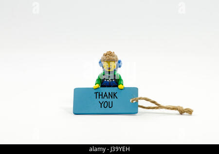 LEGO Wanderer hält hölzerne Tag geschrieben Wort danke. Stockfoto