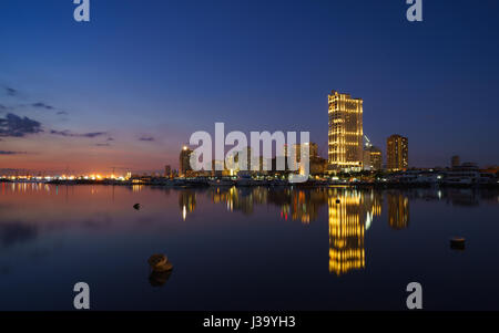 Manila Bucht zur blauen Stunde Stockfoto