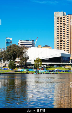 Adelaide Riverbank City Skyline aus über River Torrens Flussufer aus dem Wanderweg genommen. Stockfoto