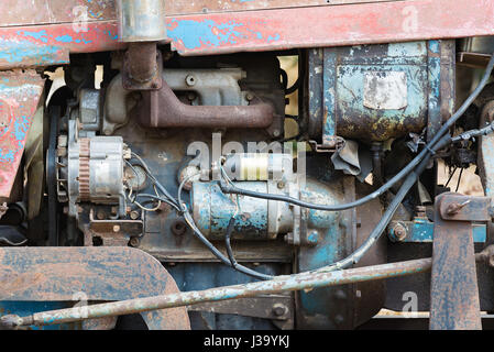Vintage Motor Car-System. Teil der alten Dieselmotor des schweren LKW Closeup Grunge rostig und Öl verschmutzt. Stockfoto