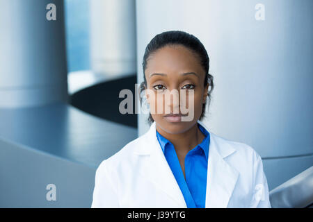 Closeup Portrait freundlich, ernst zuversichtlich weiblichen Arzt mit Laborkittel. Krankenhaus Klinik Hintergrund isoliert. Stockfoto