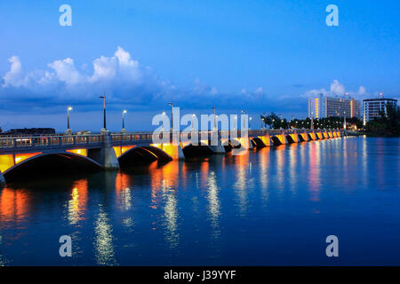 Reflexion von Licht an einer Brücke über der Karibik in San Juan Puerto Rico während einer twilight Stockfoto