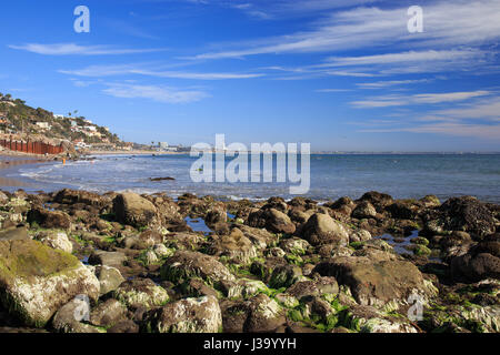 Felsen am Strand entlang des Pacific Coast Highway in der Nähe von Malibu, Kalifornien Stockfoto