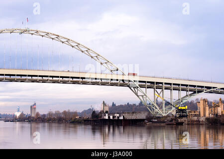 Spektakuläre original einzigartige gewölbte fremont Brücke über den Willamette River in der Stadt brücken Portland Oregon in einer ruhigen Wetter Stockfoto