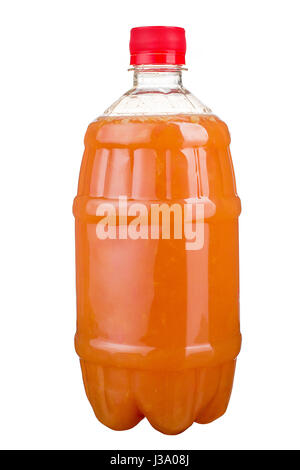 Frisch gepresster Saft in eine Plastikflasche. Limonade auf Take-Away auf einem weißen Hintergrund. Frischer Saft. isoliert. Stockfoto