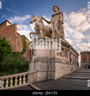 Statue von Castor an der Cordonata-Treppe an der Piazza del Campidoglio Platz am Kapitol, Rom, Italien Stockfoto