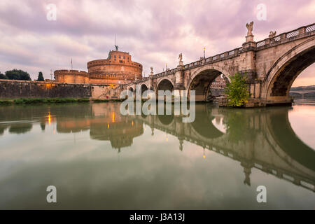 Ponte Sant und Engelsburg am Morgen, Rom, Italien Stockfoto