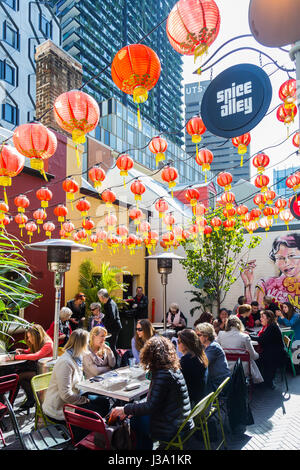 Gewürz-Gasse auf der Kensington Street, Chippendale, Sydney. Asian Street Essen vom Feinsten im Zentrum von Sydney. Stockfoto