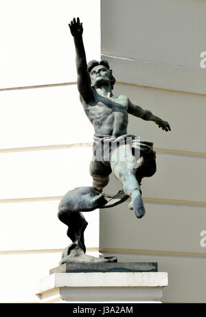 London, England, Großbritannien. „Jete“ (Enzo Plazzota: 1975) Statue von David Wall (1946–2013), dem jüngsten männlichen Leiter des Königlichen Balletts (21 Jahre alt) - Millbank Stockfoto