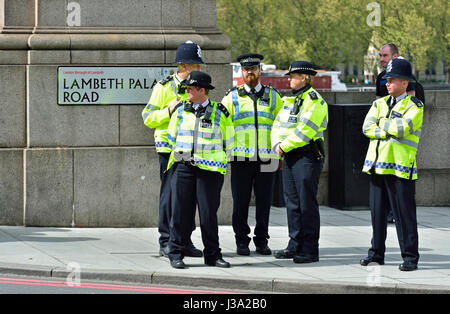 London, England, Vereinigtes Königreich. Polizisten in Lambeth Bridge Stockfoto