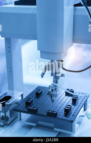 PCB Bearbeitung auf CNC-Maschinen in der Fabrik arbeiten Stockfoto