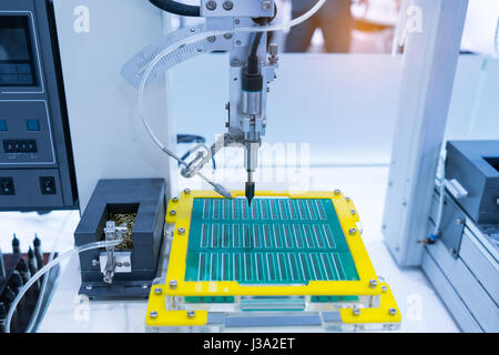 PCB Bearbeitung auf CNC-Maschinen in der Fabrik arbeiten Stockfoto