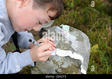 Großvater und Enkel Geocaching auf der North Yorkshire Moors, in der Nähe von Captain Cooks Monument. Stockfoto