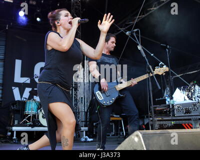 Giessen, Deutschland. 27. August 2017. Sterben Sie Happy, deutschen alternative Rock-Band aus Ulm, mit Frontfrau Marta Jandová, Konzert im Gießener Kultursommer 2016, Schiffenbergs, Giessen, Deutschland. Fotocredit: Christian Lademann Stockfoto