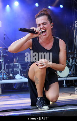 Giessen, Deutschland. 27. August 2017. Sterben Sie Happy, deutschen alternative Rock-Band aus Ulm, mit Frontfrau Marta Jandová, Konzert im Gießener Kultursommer 2016, Schiffenbergs, Giessen, Deutschland. Fotocredit: Christian Lademann Stockfoto