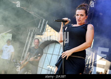 Giessen, Deutschland. 27. August 2017. Sterben Sie Happy, deutschen alternative Rock-Band aus Ulm, mit Frontfrau Marta Jandová, Konzert im Gießener Kultursommer 2016, Schiffenbergs, Giessen, Deutschland. Fotocredit: Christian Lademann Stockfoto