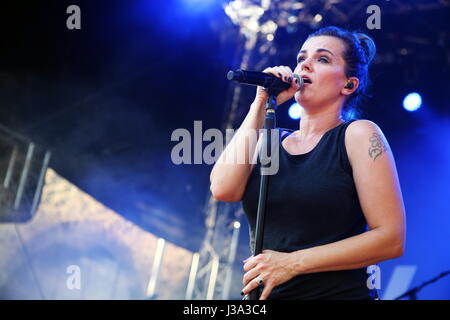 Giessen, Deutschland. 27. August 2017. Sterben Sie Happy, deutschen alternative Rock-Band aus Ulm, mit Frontfrau Marta Jandová, Konzert im Gießener Kultursommer 2016, Schiffenbergs, Giessen, Deutschland. Fotocredit: Christian Lademann Stockfoto