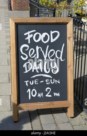 Essen serviert täglich Dienstag bis Sonntag 10:00 bis 14:00 Zeichen vor Pub in England Stockfoto