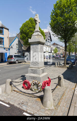 Die Hautpstraße Kriegsdenkmal in der ländlichen walisischen Stadt Bala, zum Gedenken an einheimische Männer, die ihr Leben in beiden Weltkriegen Stockfoto