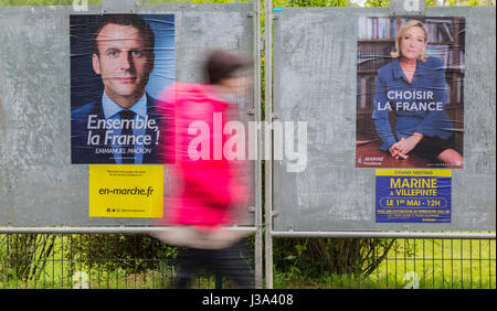 Frankreich, Mai 03,2017: Eine verschwommene Frau vorbei an Wahlen Plakate, die Anzeige der verbleibenden zwei französischen Präsidentschaftskandidaten Emmanuel Macron und Mar Stockfoto