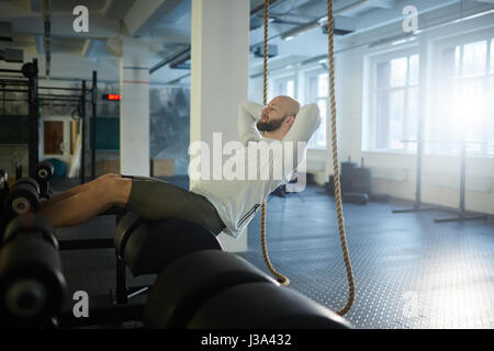 Brutaler Mann im Fitness-Studio trainieren Stockfoto