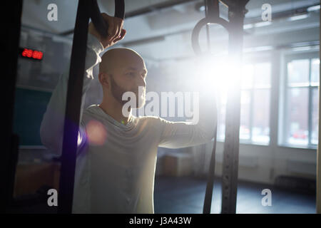 CrossFit Training an den Ringen Stockfoto