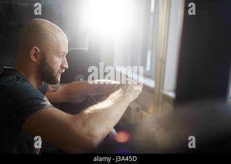 Nachdenklich Sportler im Fitness-Studio Stockfoto