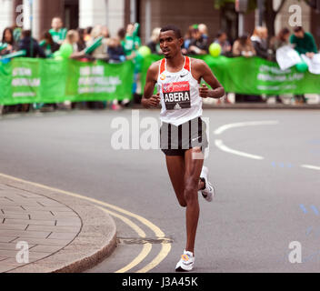 Tesfaye Abera im Wettbewerb um Ethiiopia 2017-London-Marathon. Er wurde 17. in einer Zeit von 02:16:09 Stockfoto