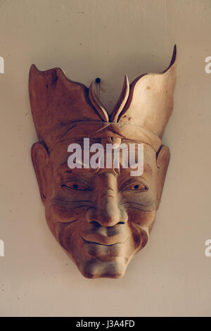 Philippinischen handgefertigte, tribal Holzmaske an der Wand Stockfoto