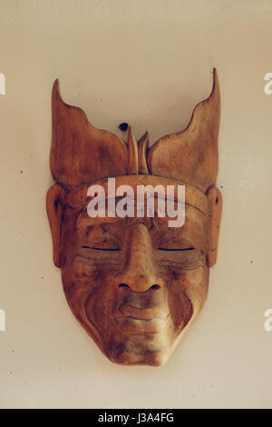 Philippinischen handgefertigte, tribal Holzmaske an der Wand Stockfoto