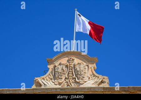 Das Wappen von Kastilien und Leon und maltesische Flagge auf der Oberseite der Auberge de Castille (Büro des Premierministers) in Castille Square, Valletta Stockfoto