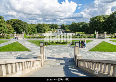 Touristen gehen um Vigeland-Skulpturenpark oder Frogner Park, entworfen von Gustav Vigeland in Oslo, Norwegen Stockfoto