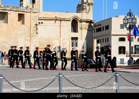 Militärparade nach der Ankunft der politische Würdenträger der EVP europäischen Völker party Kongress außerhalb der Auberge de Castille (Amt für die Stockfoto