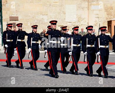 Militärparade nach der Ankunft der politische Würdenträger der EVP europäischen Völker party Kongress außerhalb der Auberge de Castille (Amt für die Stockfoto