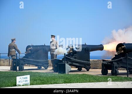 Soldaten schießen The Noon Gun im salutieren, Batterie, Valletta, Malta, Europa. Stockfoto