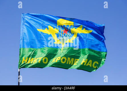 Samara, Russland - 30. April 2017: Flagge der Union der russischen Fallschirmjäger gegen den blauen Himmel. Text in russischer Sprache: "Niemand außer uns" Stockfoto