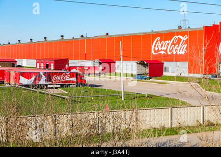 Samara, Russland - 30. April 2017: Fabrik des Coca-Cola-Konzerns in Samara, Russland. Coca Cola ist eine amerikanische multinationale Speisen, Snacks und Essen Stockfoto