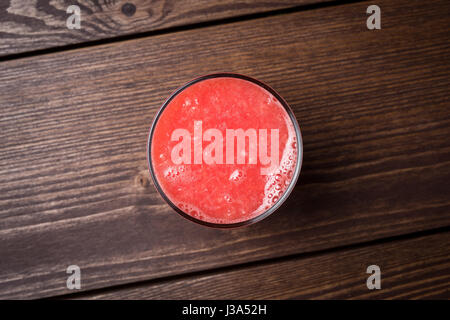 Frisch gepresster Grapefruitsaft auf hölzernen Tisch Stockfoto