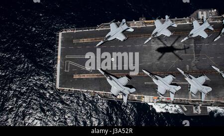Die US Navy Nimitz-Klasse-Flugzeugträger USS Theodore Roosevelt während Trainingsbetrieb im Pazifischen Ozean 30. April 2017 vor der Küste von Süd-Kalifornien. Stockfoto