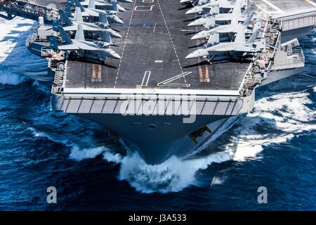 Die US Navy Nimitz-Klasse-Flugzeugträger USS Theodore Roosevelt während Trainingsbetrieb im Pazifischen Ozean 30. April 2017 vor der Küste von Süd-Kalifornien. Stockfoto