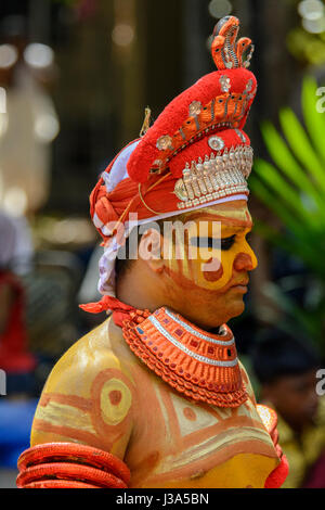 Die alte Tradition des Theyyam (Teyyam, Theyyattam) - eine bunte ritueller Tanzfestival beliebt in Nord Malabar, Kerala, Süd-Indien, Südasien. Stockfoto