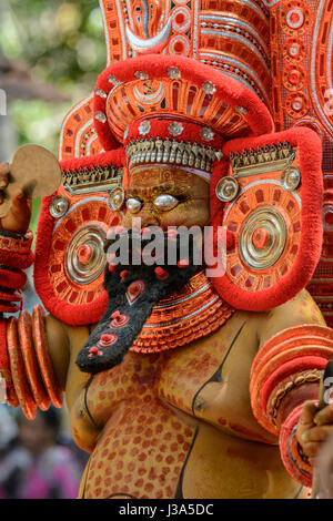 Die alte Tradition des Theyyam (Teyyam, Theyyattam) - eine bunte ritueller Tanzfestival beliebt in Nord Malabar, Kerala, Süd-Indien, Südasien. Stockfoto