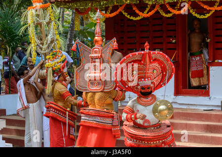 Die alte Tradition des Theyyam (Teyyam, Theyyattam) - eine bunte ritueller Tanzfestival beliebt in Nord Malabar, Kerala, Süd-Indien, Südasien. Stockfoto